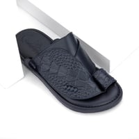 مداس شرقي كُحلي داكن بنقوش جلد طبيعي