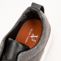 حذاء كاجوال فيكتور كلارك بتصميم رمادي عصري