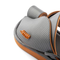 حذاء شرقي طبي من الجلد الرمادي