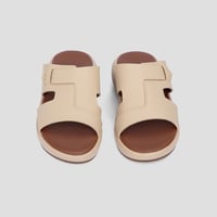 نعال خليجي جلد بيج كاكي وأرضية طبية بنية