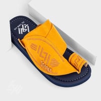 صندل جلد أصفر بتصميم تراثي سعودي