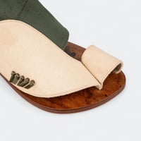 نعال شرقي وطني بيج وأخضر بتصميم فاخر