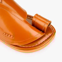 حذاء شرقي جلد طبيعي عسلي بتصميم حصري