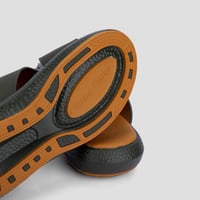 نعال شرقي طبي زيتي وبني من فيكتور كلارك