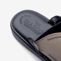 حذاء شرقي إيطالي فاخر بتصميم بيج وأسود مطرز