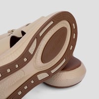 حذاء شرقي بتصميم خليجي بيج من فيكتور كلارك