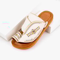 أحذية شرقية مطرزة يدويًا باللونين البيج والبني