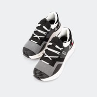 حذاء رياضي on أبيض وأسود للجري والنادي