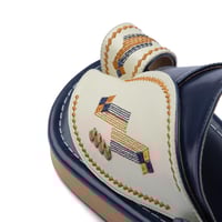 نعال شرقي مطرز يدويًا باللونين كحلي والبيج