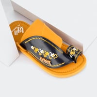 حذاء شرقي مطرز يدويًا باللونين الأسود والأصفر الفا...