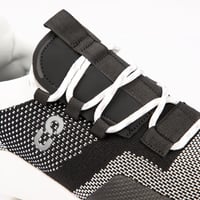 حذاء رياضي on أبيض وأسود للجري والنادي