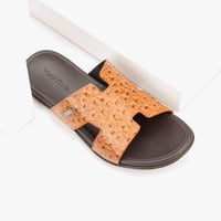 حذاء طبي بجلد عسلي بنقشة من فيكتور كلارك