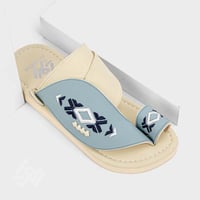 حذاء شرقي مطرز أزرق سماوي