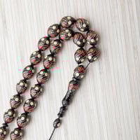 سبحه سوداء أنيقة بدوائر أحمر وأصفر