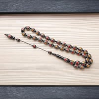 سبحه سوداء منقوشة بالاحمر والاصفر