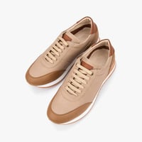 حذاء رياضي بني مريح بأناقة عصرية