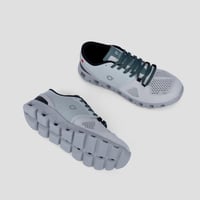 حذاء جري أبيض رياضي