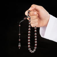 سبحه رائعة من اللون الأسود بنقوش أحمر وأبيض