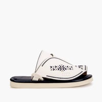 أحذية شرقية مطرزة يدويًا باللونين الأبيض والكحلي