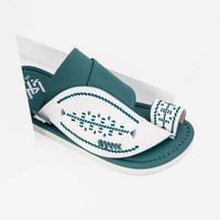 حذاء شرقي مطرز يدوي تركوازي وأبيض تقليدي