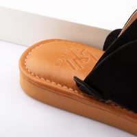 حذاء شرقي شامواه أسود بنعل طبي