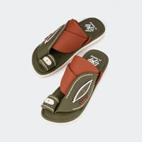 حذيان شرقي مطرز يدويًا بلون زيتوني وبني أنيق