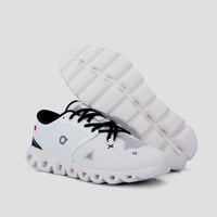 حذاء جري أبيض وأسود خلاب