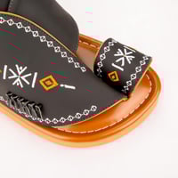 نعال زبيري باصبع جلد أسود مطرز