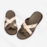 نعال فيكتور كلارك طبي بالجلد البيج والزيتي