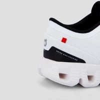 حذاء جري أبيض وأسود خلاب