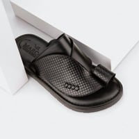 نعال شرقي إيطالي أسود بنقشة مربعات أنيقة