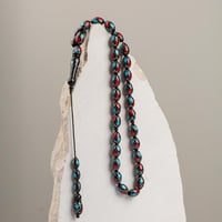 سبحة سوداء مطرزة بقطرات أحمر وأزرق