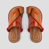 نعال شرقي جلد عسلي مطرز بخيوط زرقاء