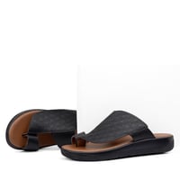 نعال خليجي باصبع من الجلد الأسود المزركش