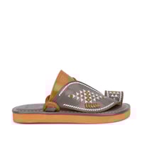 مداس وطني شرقي مطرز باللونين رصاصي وعسلي