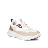 حذاء سكيتشرز مذهل لأداء رياضي باللون الأبيض