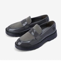 حذاء لوفر رمادي غامق جلد لامع ومخمل