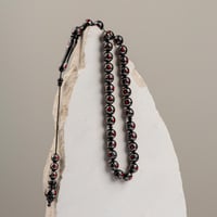 سبحه سوداء سادة مع نقاط حمراء