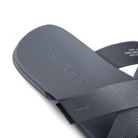 نعال لون رصاصي ماركه فيكتور كلارك