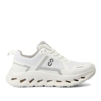 حذاء on رياضي مريح للجري والنادي ابيض