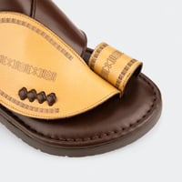 حذاء شرقي إيطالي بتصميم فاخر بني وأصفر