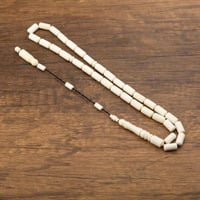 سبحه أبيض سادة مميزة بخيط أسود