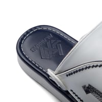 حذاء وطني شرقي مطرز باللونين الكحلي والأبيض الفاخر