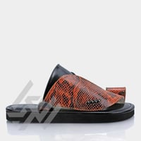 حذاء شرقي وطني أسود ونقشة جلد أفعى