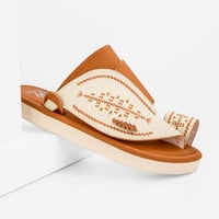 صندل شرقي مطرز يدويًا بلون بيج وبني فاخر