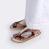 حذاء شرقي زبيري من الجلد الخمري المطرز