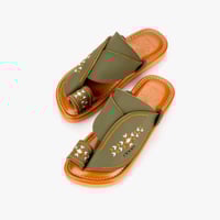 نعال شرقي مطرز يدويًا بلون زيتوني وبرتقالي أنيق