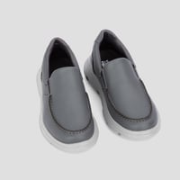 حذاء كاجوال رمادي بنعل طبي من فيكتور كلارك