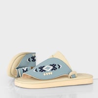 حذاء شرقي مطرز أزرق سماوي