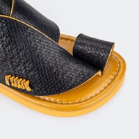 حذاء وطني شرقي باللون الأسود والأصفر جلد طبيعي